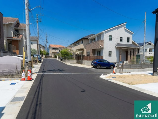 ●生駒市翠光台　新築一戸建ての前面道路含む現地写真|周辺は閑静な住宅街！前面道路広々で車の出し入れも便利です。駐車が苦手な方でも安心して車庫入れできます！
