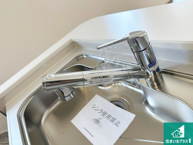 ●生駒市翠光台　新築一戸建ての設備|浄水器を内蔵！炊飯時、お茶を作る時に安心してお水を使えます！お湯と冷水、浄水と原水、シャワーの切替えもワンタッチです！