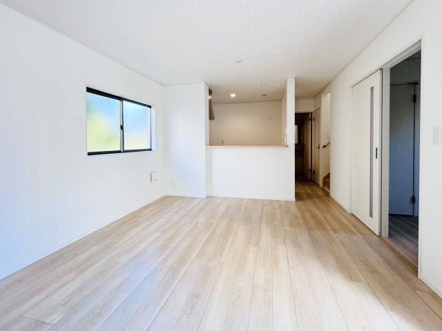 流山市向小金３丁目新築戸建【向小金小学校：9分】の居間・リビング|18帖リビングダイニングキッチン