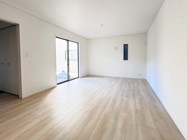 流山市向小金３丁目新築戸建【向小金小学校：9分】の居間・リビング|18帖リビングダイニングキッチン