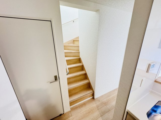 流山市向小金３丁目新築戸建【向小金小学校：9分】の居間・リビング|家族の顔が見えるリビングイン階段