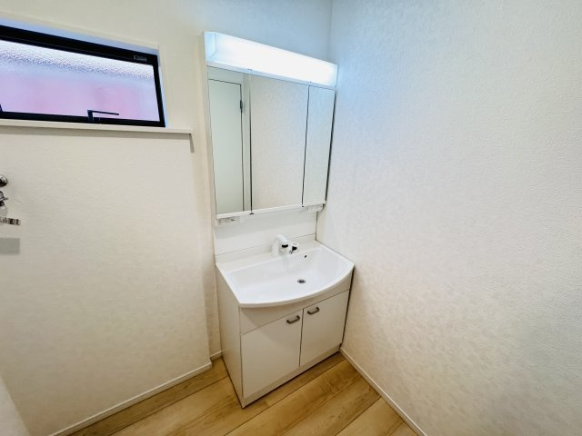 流山市向小金３丁目新築戸建【向小金小学校：9分】の独立洗面台|シャワーヘッド付き三面鏡洗面化粧台