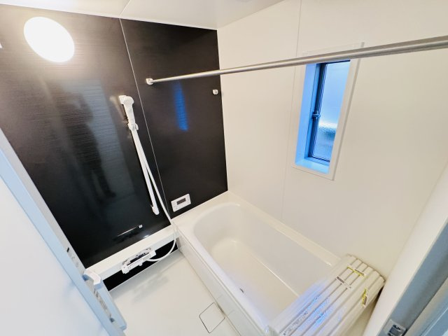 流山市向小金３丁目新築戸建【向小金小学校：9分】の浴室|手元で水流切り替えシャワーヘッド・足を伸ばせる広々浴槽で毎日リラックス♪