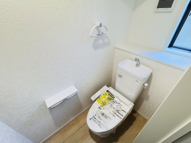 流山市向小金３丁目新築戸建【向小金小学校：9分】のトイレ|温水洗浄暖房便座つきトイレ