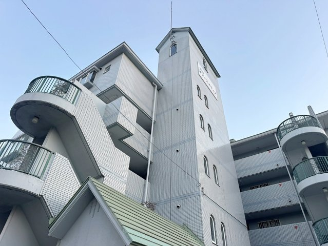 想定年間賃料　2,610万　想定利回り5.85％　鉄筋コンクリート造の外観