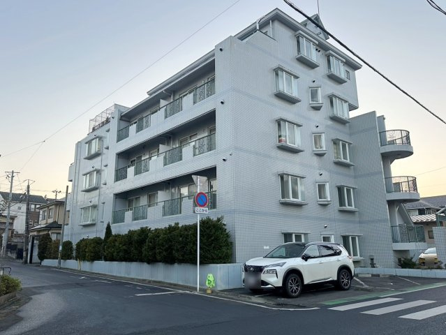 想定年間賃料　2,610万　想定利回り5.85％　鉄筋コンクリート造の外観
