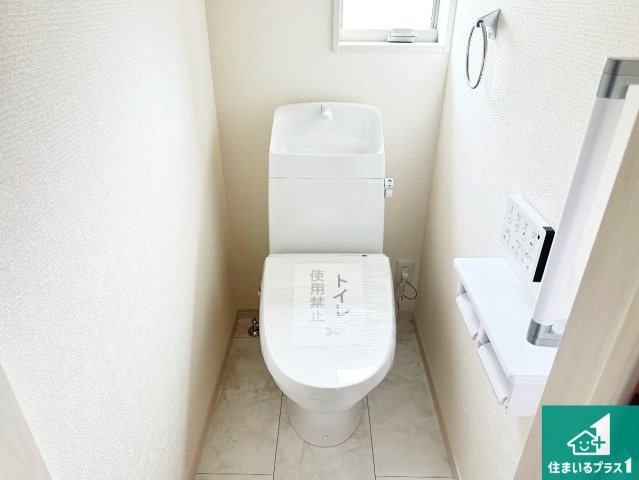 ●生駒市翠光台　新築一戸建てのトイレ|1・2階の2ヶ所にあるので、朝の忙しい時間の順番待ちもなく、深夜の利用にも大変便利です。