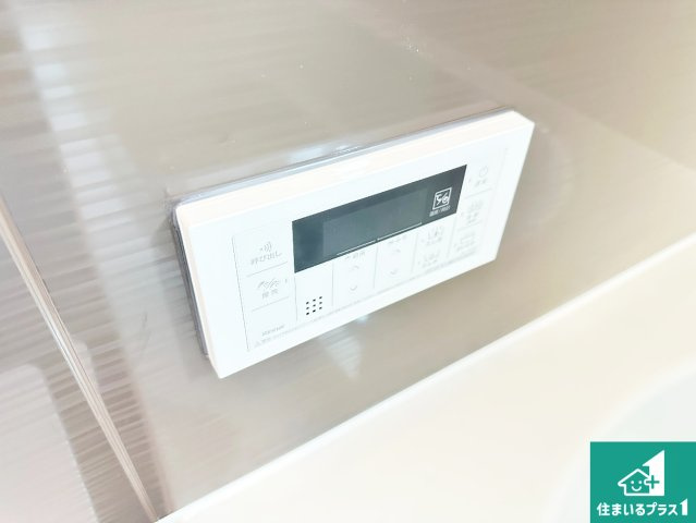 ●生駒市翠光台　新築一戸建ての発電・温水設備|給湯器リモコン（浴室側）省エネタイプの給湯器でお湯はり・追い炊き自由自在！お子様から高齢者の方まで、みんなが操作しやすいボタン配置です。