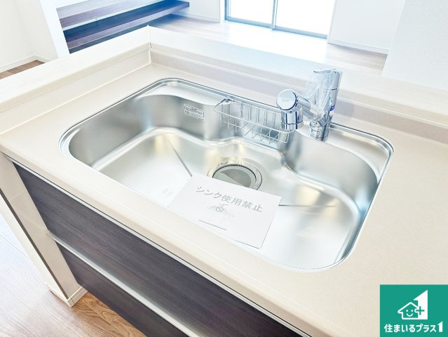 ●生駒市翠光台　新築一戸建ての設備|浄水器を内蔵！炊飯時、お茶を作る時に安心してお水を使えます！お湯と冷水、浄水と原水、シャワーの切替えもワンタッチです！