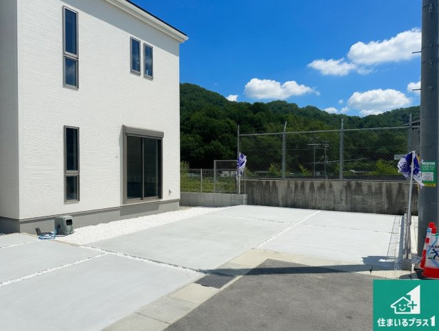 ●生駒市翠光台　新築一戸建ての駐車場|並列2台駐車可能！ゆとりの駐車スペースで車庫入れもスムーズ！