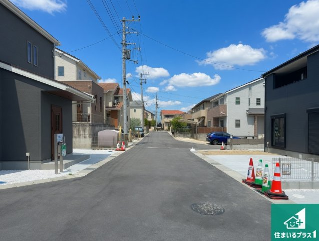 ●生駒市翠光台　新築一戸建ての前面道路含む現地写真|周辺は閑静な住宅街！前面道路広々で車の出し入れも便利です。駐車が苦手な方でも安心して車庫入れできます！