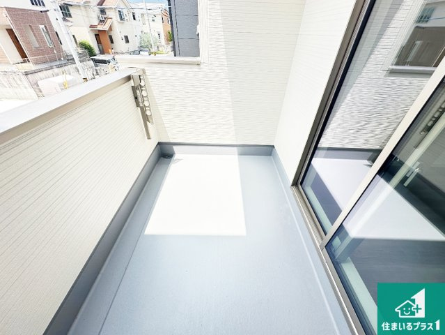 ●生駒市翠光台　新築一戸建てのバルコニー|日当たりのよいバルコニー！お部屋が開放的に！