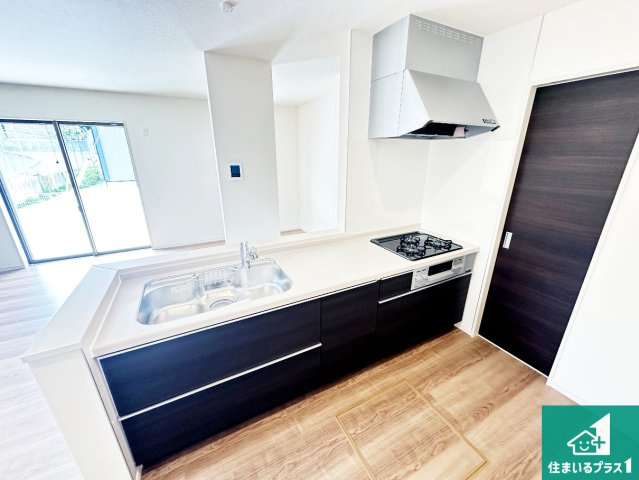 ●生駒市翠光台　新築一戸建てのキッチン|リビングと統一感があり、使い勝手のいいキッチン。広々としているので、二人並んで作業が出来ちゃいます。お子様と一緒に色々なお料理に挑戦できるスペースがあります。