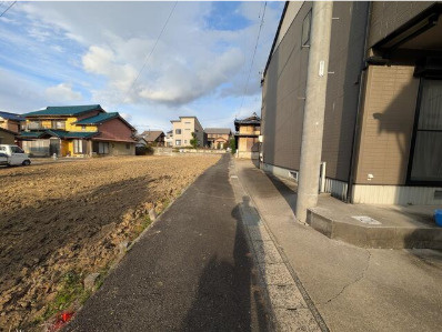 知多市南粕谷本町４丁目　売り土地の前面道路含む現地写真