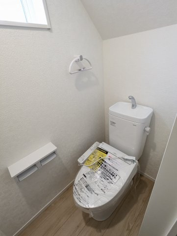 ひたちなか市平磯遠原町　第2のトイレ|窓がついており、いつでも快適な空間に！ゆっくりとお一人時間をお過ごしください