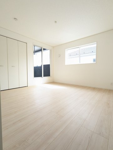 ひたちなか市平磯遠原町　第2の居間・リビング|バルコニーに面した明るい洋室です。採光・通風が良く毎朝気持ち良く起床ができ・・日中も日差しが降り注ぐ～暖かいお部屋です