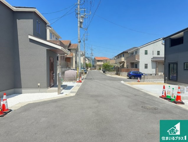 1(土)2(日)現地案内可能！　生駒市翠光台　全4邸の前面道路含む現地写真|周辺は閑静な住宅街！前面道路広々で車の出し入れも便利です。駐車が苦手な方でも安心して車庫入れできます！