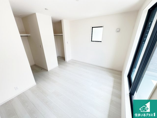 1(土)2(日)現地案内可能！　生駒市翠光台　全4邸の洋室|ウォークインクローゼット付きで生活スペースもスッキリできます。各居室にも収納がありますので、お子様の衣類やおもちゃなどもしっかり収納できます。