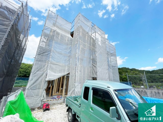 9(土)10(日)現地案内可能！　生駒市翠光台　全4邸の外観|現在はこんな感じです。完成までが待ち遠しいですね。