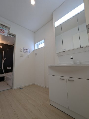 ひたちなか市平磯遠原町　第2の独立洗面台|広々脱衣スペース！毎朝おしゃれに忙しい女性の方にうれしいポイントです！