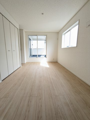 ひたちなか市平磯遠原町　第2の居間・リビング|バルコニーに面した明るい洋室です。採光・通風が良く毎朝気持ち良く起床ができ・・日中も日差しが降り注ぐ～暖かいお部屋です