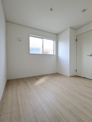 ひたちなか市平磯遠原町　第2の洋室|木の温もりがナチュラルで窓から差し込む優しい光にぴったりの空間プライベート空間が楽しめます～！