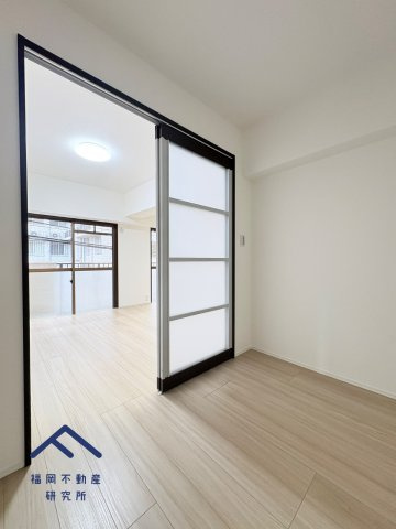 ロマネスク渡辺通第2の洋室