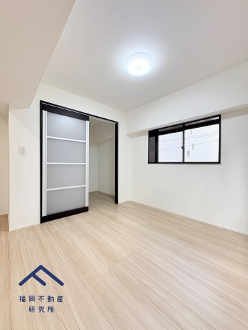 ロマネスク渡辺通第2の洋室