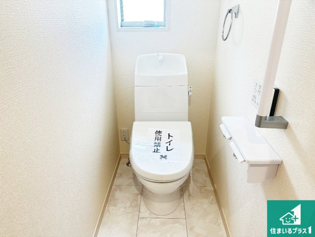 ●生駒市翠光台　新築一戸建てのトイレ|1・2階の2ヶ所にあるので、朝の忙しい時間の順番待ちもなく、深夜の利用にも大変便利です。
