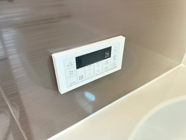 ●生駒市翠光台　新築一戸建ての発電・温水設備|給湯器リモコン（浴室側）省エネタイプの給湯器でお湯はり・追い炊き自由自在！お子様から高齢者の方まで、みんなが操作しやすいボタン配置です。