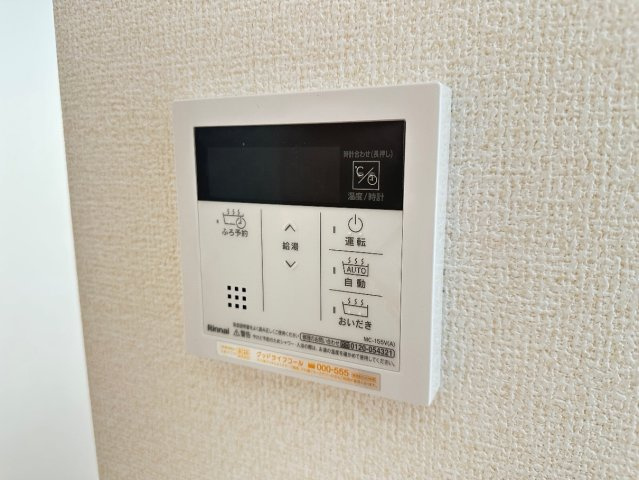 ●生駒市翠光台　新築一戸建ての発電・温水設備|給湯器リモコン（LDK側）ボタン一つでお風呂のお湯はり・追い炊き可能！便利な呼び出し機能付き！表示文字が大きく読みやすい有機ＥＬを採用！どの角度からも見やすくなっています。