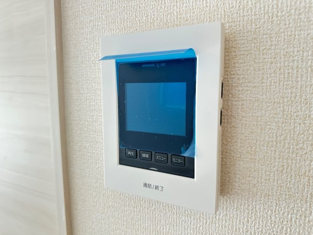 ●生駒市翠光台　新築一戸建ての防犯設備|カラーモニターインターホン！声だけでなく来訪者の姿や顔がモニターで確認できるので、小さなお子様がいらっしゃるご家庭でも安心できます！
