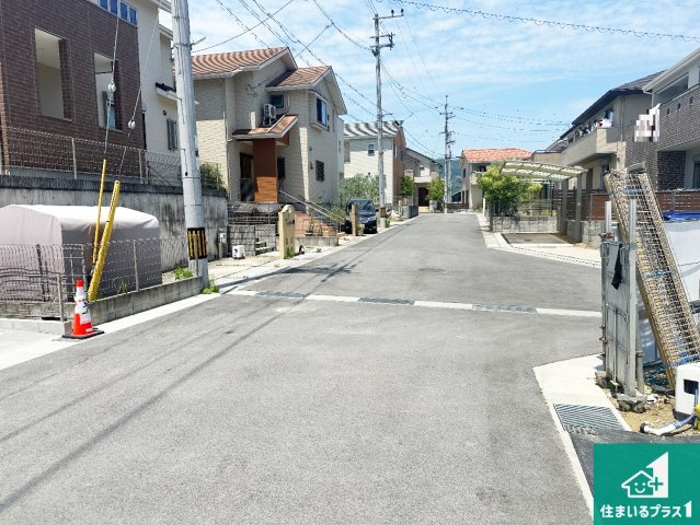 ●生駒市翠光台　新築一戸建ての前面道路含む現地写真|周辺は閑静な住宅街！前面道路広々で車の出し入れも便利です。駐車が苦手な方でも安心して車庫入れできます！