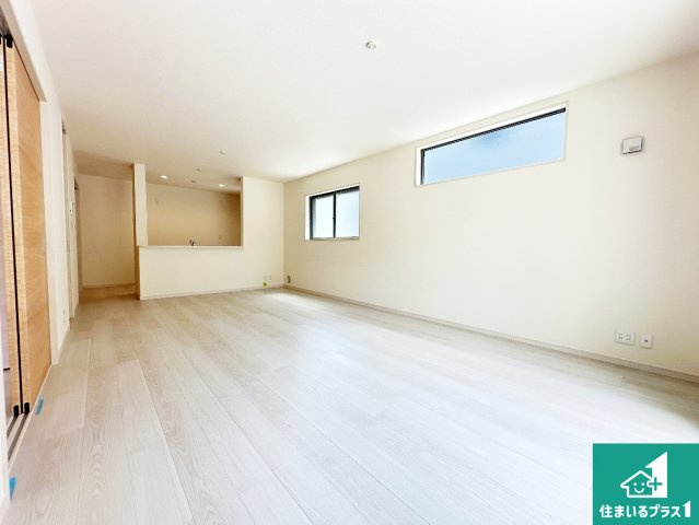 ●生駒市翠光台　新築一戸建ての居間・リビング|日当たり良好の明るいリビングで朝の目覚めもスッキリできそう！対面キッチンでご家族のコミュニケーションも自然と増える設計！小さなお子様が遊ぶスペースを作っても広々とくつろげるLDK！