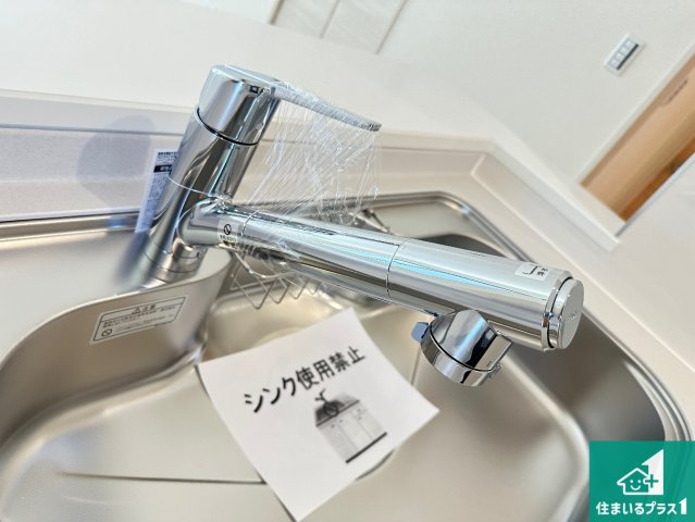 ●生駒市翠光台　新築一戸建ての設備|浄水器を内蔵！炊飯時、お茶を作る時に安心してお水を使えます！お湯と冷水、浄水と原水、シャワーの切替えもワンタッチです！