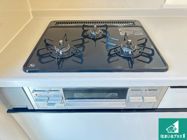 ●生駒市翠光台　新築一戸建ての設備|ダブル高火力Ｓｉセンサー付きコンロ！３口あるので、まとめて料理をする時も大活躍！