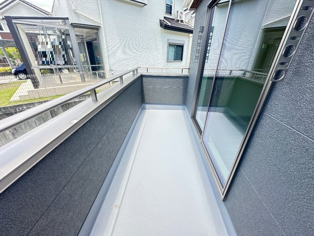 ●生駒市翠光台　新築一戸建てのバルコニー|日当たりのよいバルコニー！お部屋が開放的に！