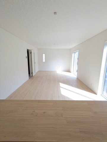 ひたちなか市平磯遠原町　第2の居間・リビング|大きな窓があり陽射しが差し込みます。お子様の目を離すことなく片付け・お料理ができ安心です～♪