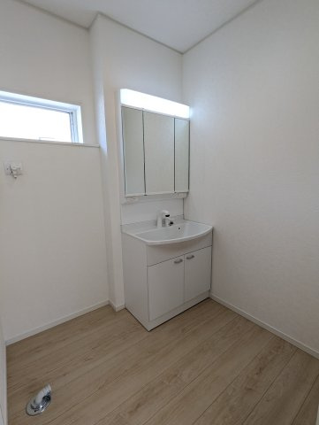 ひたちなか市平磯遠原町　第2の独立洗面台|広々脱衣スペース！毎朝おしゃれに忙しい女性の方にうれしいポイントです！