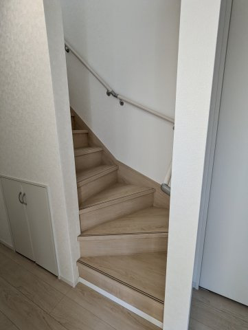 ひたちなか市平磯遠原町　第2の内装|階段には手摺があるので、転倒・転落防止に繋がり・・階段手摺があることでどの世代でも安心して階段を歩行出来ます～！！