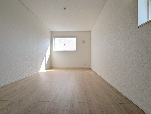 ひたちなか市平磯遠原町　第2の洋室|バルコニーに面した明るい洋室です。採光・通風が良く毎朝気持ち良く起床ができ・・日中も日差しが降り注ぐ～暖かいお部屋です