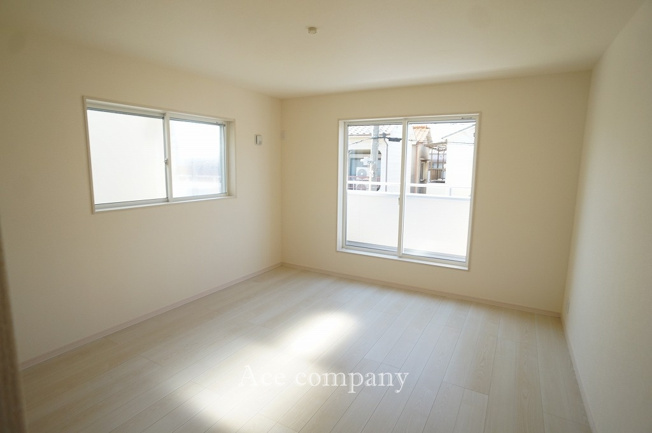 【寝室】 | 八尾市小畑町2丁目　【3号棟/全4棟】 | 【2階：ゆったり洋室9.75帖！】バルコニーに面したお部屋です☆