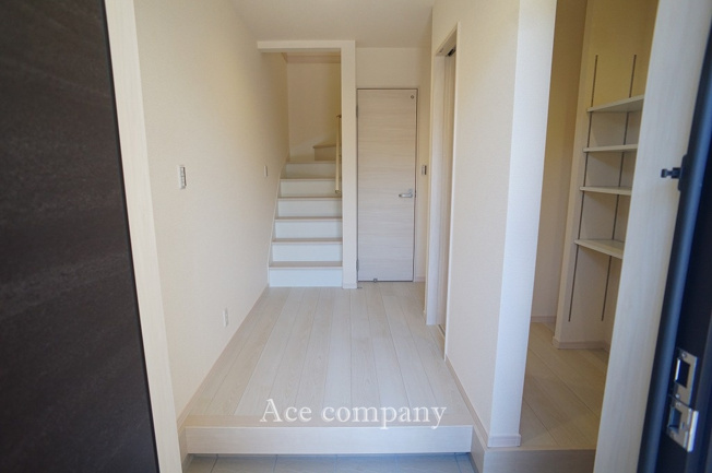 【玄関】 | 八尾市小畑町2丁目　【3号棟/全4棟】 | 玄関人感センサー照明付き☆シューズクローク完備です！