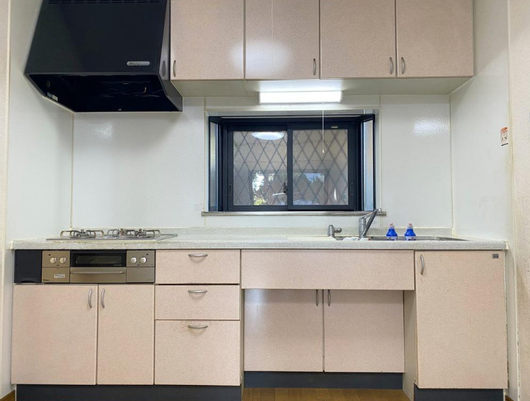 中古／ふじみ野市苗間のキッチン|吊戸棚や引き出しが多く収納力がある便利なキッチン