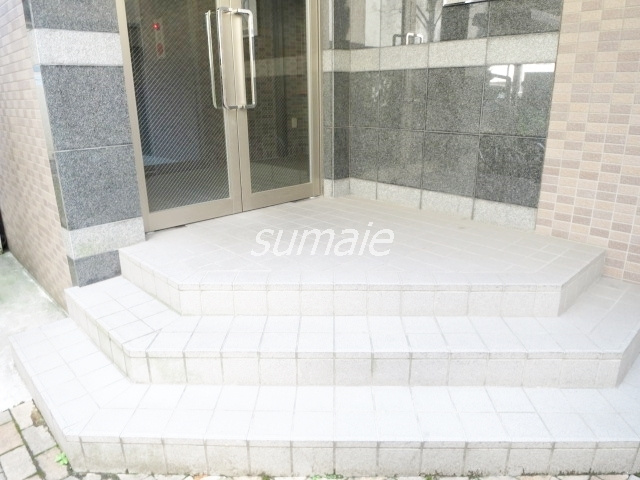 プレール・ドゥーク東京ＮＯＲＴＨのエントランス|エントランス少し階段あります！！