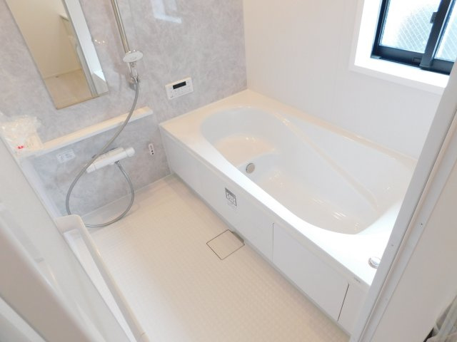 名古屋市港区遠若町１丁目の新築一戸建の浴室|◇浴室◇　　広い１坪サイズ（LIXIL）・浴室暖房乾燥機・保温浴槽・エコベンチ浴槽・スライドバーシャワー・マグネットラック・キレイサーモフロア・オートバス・バリアフリー