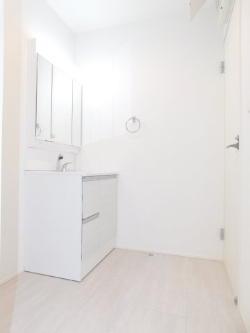 名古屋市港区遠若町１丁目の新築一戸建の独立洗面台|◇洗面脱衣室◇　　三面鏡シャワードレッサー・くもり止め仕様