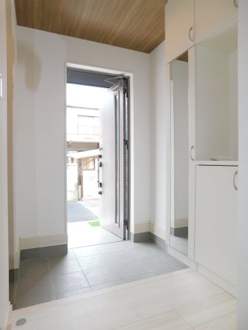 名古屋市港区遠若町１丁目の新築一戸建の玄関|◇玄関収納◇　　家族の履物がしっかり収納できるシューズ収納！　玄関にはベビーカーやアウトドア用品が置けるシューズインクローク完備！