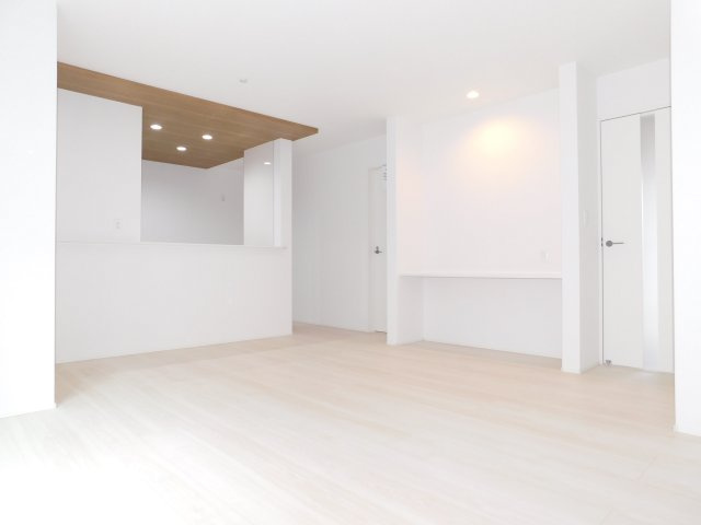 名古屋市港区遠若町１丁目の新築一戸建の居間・リビング|◇リビング◇　　南面で明るいリビング１７．２５帖　リビング全体が見渡せる折下天井のオシャレな対面キッチン♪　　