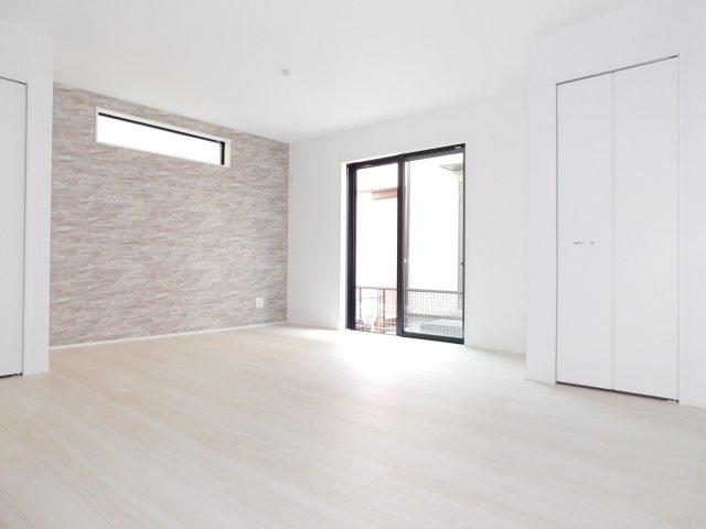 名古屋市港区遠若町１丁目の新築一戸建の居間・リビング|◇リビング◇　　南面で明るいリビング１７．２５帖　アクセントクロスに合わせたインテリアを楽しむことができます♪